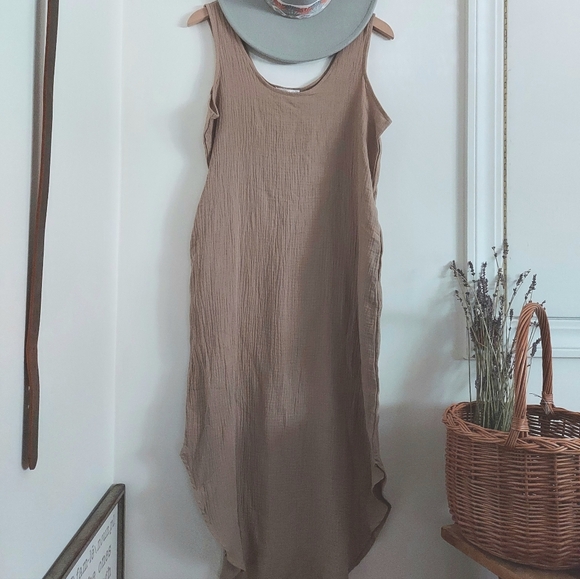 Aemi + Co Dresses & Skirts - Aemi + Co Daisy Sleeveless Midi Dress with Pockets in Taupe